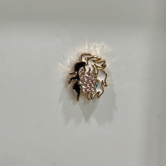 Disney BaubleBar CRUELLA DE VIL Stud Pave Stud Earrings Trending NEW Villains - Picture 4 of 7